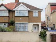3 Bedrooms Semi detached house for rent in Staines Road,...