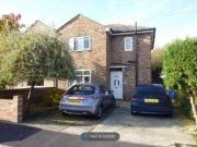 3 Bedrooms Semi detached house for rent in Stenhills...