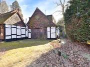 3 Bedrooms Semi detached house for sale in Burstow,...