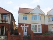 3 Bedrooms Semi detached house for sale in Lincoln Road,...