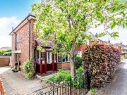 3 Bedrooms Semi detached house for sale in Manston Way,...