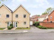 3 Bedrooms Semi detached house for sale in Mills Chase,...