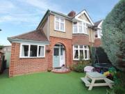 3 Bedrooms Semi detached house for sale in Park Road,...