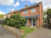 3 Bedrooms Semi detached house for sale in Robin Close,...