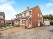 3 Bedrooms Semi detached house for sale in York Close,...