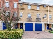 3 Bedrooms Terraced house for rent in Applecross Close,...