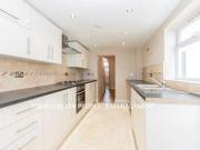 3 Bedrooms Terraced house for rent in Crescent Road,...