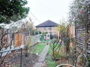 3 Bedrooms Terraced house for rent in Newbury Avenue,...