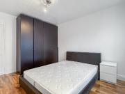3 double bedroom flat with garden near tube statio