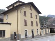 3 Familienhaus mit 4 Zi Wohnungen und 2 Lagergebäuden /...