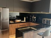 3 habitaciones, dentro de la ciudad, piscina, y un gran...