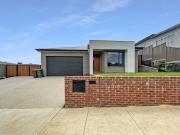 3 room house to let in 7 Pardalote Court, Brown Hill