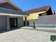 3 SUÍTES, PISCINA E POUCOS PASSOS DO MAR