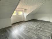 3 Zimmer Dachgeschosswohnung mit Carport und Garten in...