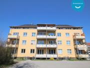 3 Zimmer • Südbalkon • modernes Laminat • Hochparterre •...