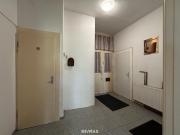 3 Zimmer Wohnung im 1. Stock zum Renovieren. Direkt...
