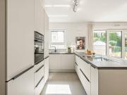 3 Zimmer Wohnung mit eigenem Garten, Einbauküche und...