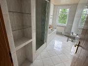 3 Zimmerwohnung mit Dusche und Badewanne, Parkplatz,...