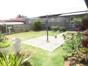 3bedroom house with 2 bedroom cottag.