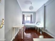 403076 Quarto com cama de casal em.