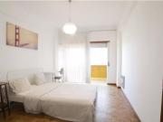 408211 Quarto com cama de casal, com varanda.