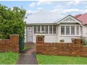 4/10 Brighton Road, Highhgate Hill Apartment for rent...