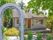 419 5th St E 1 North Vancouver BC V7L 1M3 3 Bedroom...