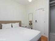 421082 Quarto com cama de casal em.