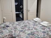 421436 Quarto 1, com cama de casal e wc.