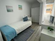 425137 Quarto com cama de solteiro em.