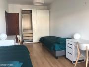 430527 Quarto com cama de solteiro em.