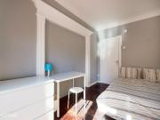 434055 Quarto com cama de casal, com varanda.