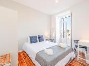 453681 Quarto com cama de casal, com varanda.