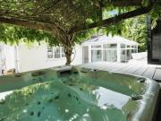 4/5 Bedroom Property In Brighton With Hot Tub