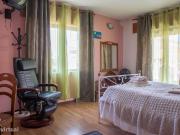 48335 Quarto com cama de casal, com varanda.