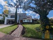 Venta amplia casa 4 dorms. y con cuarto en planta baja,...