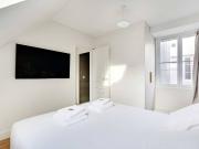 49 m2 flat with views over the roofs of Paris, located...