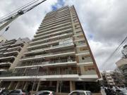4 ambientes + dependencia + cochera en edificio de estilo
