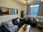 4 Bed Central Apartment 6 Min Walk to Station