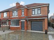 4 bed Semi Detached to rent in Wakefield West Yorkshire,...