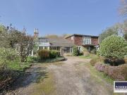 4 bedroom detached bungalow for rent in Theobalds Park...