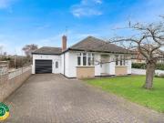 4 bedroom detached bungalow for sale in Kenneth Avenue,...