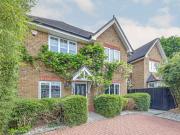 4 bedroom detached house for rent in Oakhurst Close,...