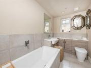 4 bedroom detached house for rent in Oakhurst Close,...