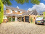 4 Bedroom Detached House For Sale In Edlesborough,...