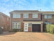 4 bedroom detached house for sale in Leslie Close,...