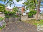 4 bedroom detached house for sale in Redhill,...