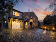 4 bedroom detached house for sale in Riding Gate,...