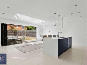 4 Bedroom End Of Terrace House