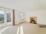 4 bedroom end of terrace house to rent